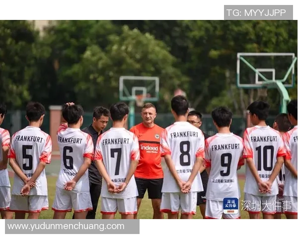 哪位足球明星曾在校园课堂上学习过并分享过自己的成长经历