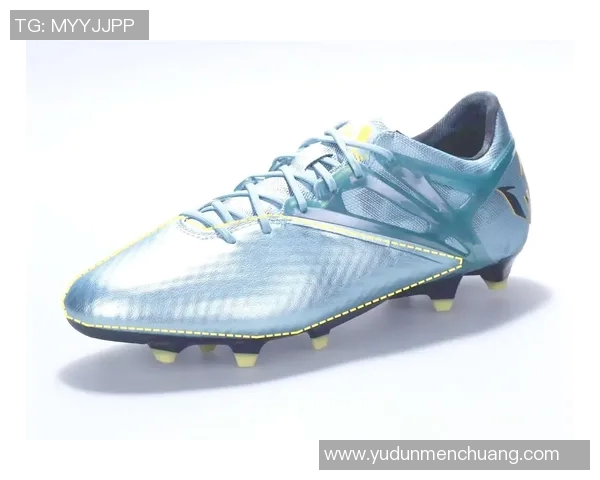 足球明星与球鞋的完美结合展现运动魅力与时尚风格的对比分析